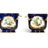 A PAIR OF VINCENNES PORCELAIN `BLEU LAPIS` BOTTLE COOLERS (SEAUX A BOUTEILLE `ORDINAIRE`) - фото 3