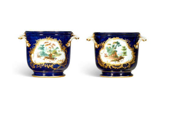 A PAIR OF VINCENNES PORCELAIN `BLEU LAPIS` BOTTLE COOLERS (SEAUX A BOUTEILLE `ORDINAIRE`) - фото 3