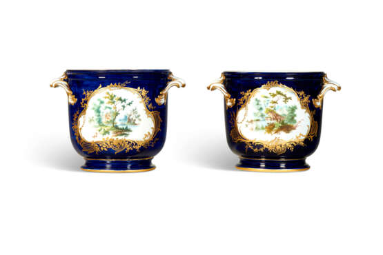 A PAIR OF VINCENNES PORCELAIN `BLEU LAPIS` BOTTLE COOLERS (SEAUX A BOUTEILLE `ORDINAIRE`) - фото 6