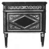 A LATE LOUIS XV ORMOLU-MOUNTED AMARANTH, TULIPWOOD AND PARQUETRY COMMODE - photo 11