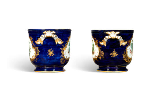 A PAIR OF VINCENNES PORCELAIN `BLEU LAPIS` BOTTLE COOLERS (SEAUX A BOUTEILLE `ORDINAIRE`) - фото 7