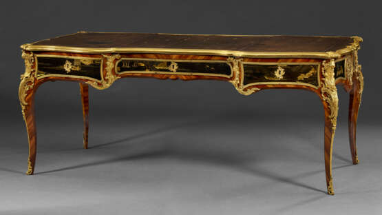 A LOUIS XV ORMOLU-MOUNTED BOIS SATINE AND CHINESE LACQUER BUREAU PLAT - фото 1