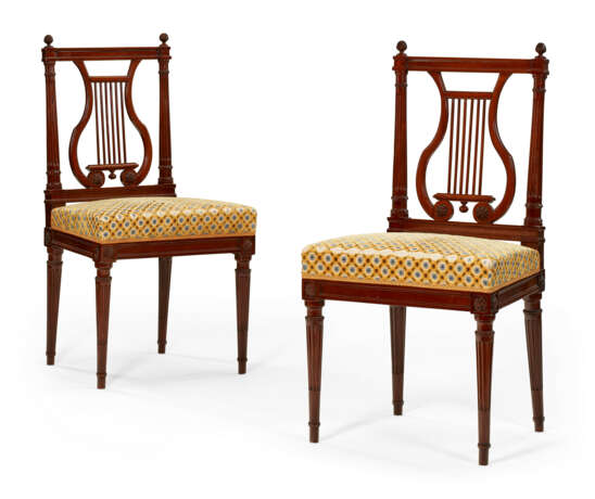 A PAIR OF LOUIS XVI MAHOGANY CHAISES - Foto 1