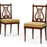 A PAIR OF LOUIS XVI MAHOGANY CHAISES - Foto 1