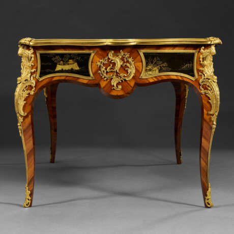 A LOUIS XV ORMOLU-MOUNTED BOIS SATINE AND CHINESE LACQUER BUREAU PLAT - фото 2