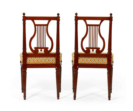 A PAIR OF LOUIS XVI MAHOGANY CHAISES - Foto 2