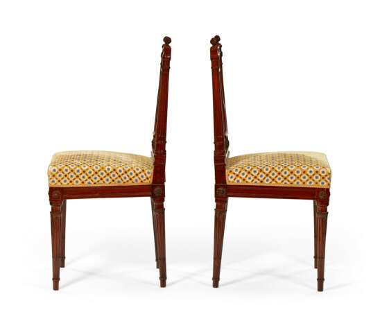 A PAIR OF LOUIS XVI MAHOGANY CHAISES - Foto 3