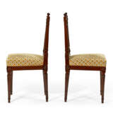 A PAIR OF LOUIS XVI MAHOGANY CHAISES - Foto 3