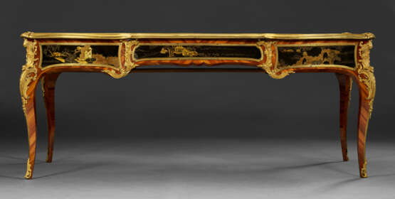 A LOUIS XV ORMOLU-MOUNTED BOIS SATINE AND CHINESE LACQUER BUREAU PLAT - фото 3