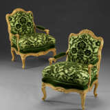 A PAIR OF LATE LOUIS XV GILTWOOD FAUTEUILS - фото 1