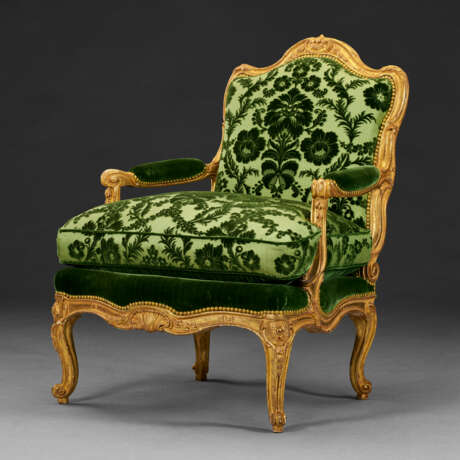 A PAIR OF LATE LOUIS XV GILTWOOD FAUTEUILS - фото 2