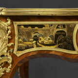 A LOUIS XV ORMOLU-MOUNTED BOIS SATINE AND CHINESE LACQUER BUREAU PLAT - фото 7