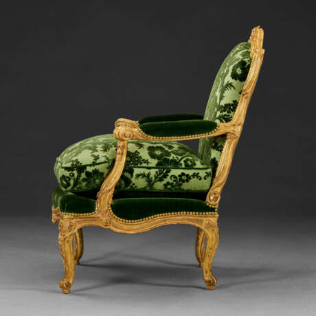 A PAIR OF LATE LOUIS XV GILTWOOD FAUTEUILS - фото 3