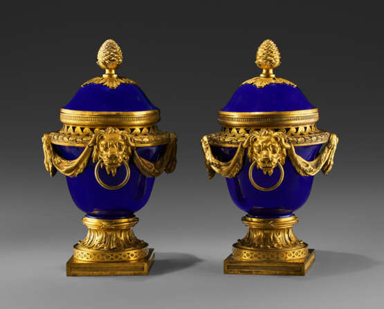 A PAIR OF LATE LOUIS XV ORMOLU-MOUNTED S&#200;VRES PORCELAIN VASES-CLOCHES `DULAC` - фото 2