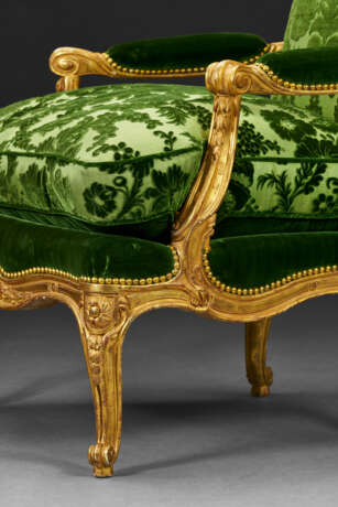 A PAIR OF LATE LOUIS XV GILTWOOD FAUTEUILS - фото 6