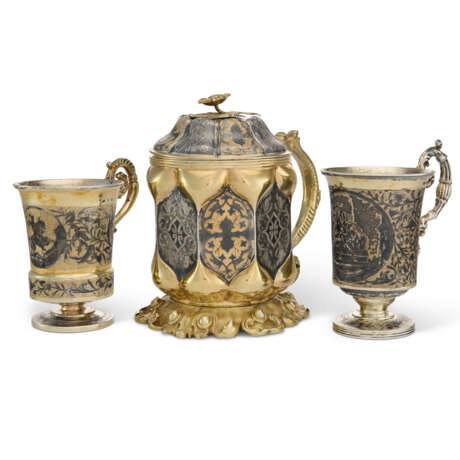 A RUSSIAN SILVER-GILT AND NIELLO TANKARD AND TWO SILVER-GILT AND NIELLO CUPS - фото 1