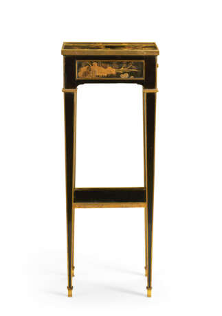 A LOUIS XVI ORMOLU-MOUNTED JAPANESE LACQUER AND EBONIZED OCCASIONAL TABLE - Foto 2