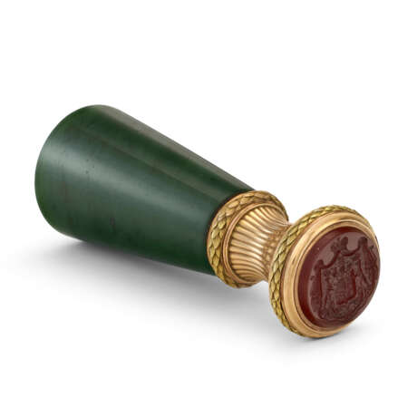 A TWO-COLOR GOLD-MOUNTED NEPHRITE TRIPLE HAND SEAL - photo 3