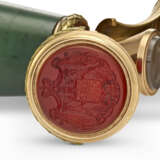 A TWO-COLOR GOLD-MOUNTED NEPHRITE TRIPLE HAND SEAL - Foto 5