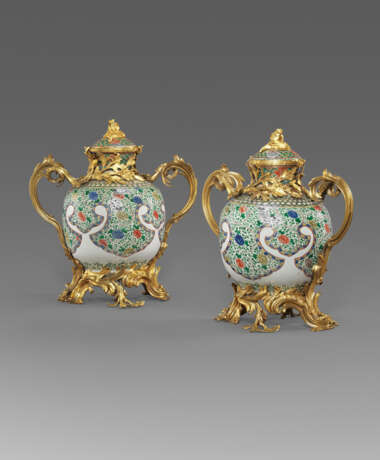 A PAIR OF LOUIS XV ORMOLU-MOUNTED CHINESE PORCELAIN FAMILLE VERTE VASES AND COVERS - фото 1