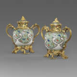 A PAIR OF LOUIS XV ORMOLU-MOUNTED CHINESE PORCELAIN FAMILLE VERTE VASES AND COVERS - фото 1