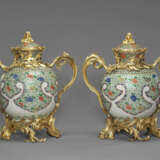 A PAIR OF LOUIS XV ORMOLU-MOUNTED CHINESE PORCELAIN FAMILLE VERTE VASES AND COVERS - фото 2