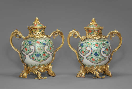 A PAIR OF LOUIS XV ORMOLU-MOUNTED CHINESE PORCELAIN FAMILLE VERTE VASES AND COVERS - фото 2