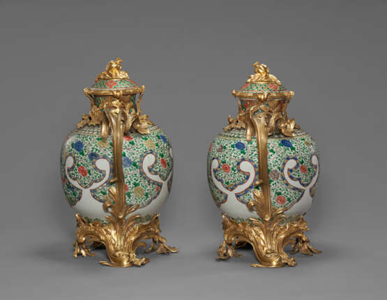 A PAIR OF LOUIS XV ORMOLU-MOUNTED CHINESE PORCELAIN FAMILLE VERTE VASES AND COVERS - фото 3