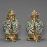 A PAIR OF LOUIS XV ORMOLU-MOUNTED CHINESE PORCELAIN FAMILLE VERTE VASES AND COVERS - фото 3