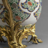 A PAIR OF LOUIS XV ORMOLU-MOUNTED CHINESE PORCELAIN FAMILLE VERTE VASES AND COVERS - фото 4