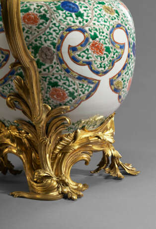 A PAIR OF LOUIS XV ORMOLU-MOUNTED CHINESE PORCELAIN FAMILLE VERTE VASES AND COVERS - фото 4