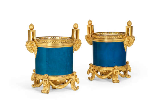 A PAIR OF FRENCH ORMOLU-MOUNTED CHINESE TURQUOISE BLUE-GLAZED PORCELAIN CACHE-POTS - Foto 1