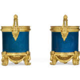 A PAIR OF FRENCH ORMOLU-MOUNTED CHINESE TURQUOISE BLUE-GLAZED PORCELAIN CACHE-POTS - Foto 2