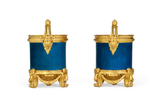 A PAIR OF FRENCH ORMOLU-MOUNTED CHINESE TURQUOISE BLUE-GLAZED PORCELAIN CACHE-POTS - Foto 2