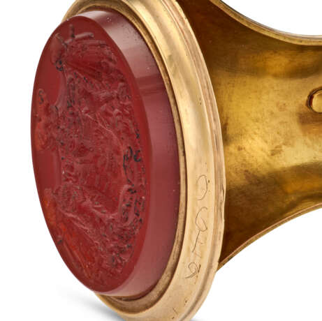 A TWO-COLOR GOLD-MOUNTED NEPHRITE TRIPLE HAND SEAL - Foto 11