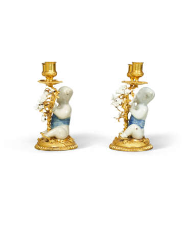 A PAIR OF LOUIS XV ORMOLU-MOUNTED CHINESE AND FRENCH PORCELAIN TWO BRANCH CANDELABRA - photo 2