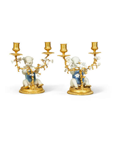 A PAIR OF LOUIS XV ORMOLU-MOUNTED CHINESE AND FRENCH PORCELAIN TWO BRANCH CANDELABRA - photo 3