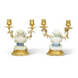 A PAIR OF LOUIS XV ORMOLU-MOUNTED CHINESE AND FRENCH PORCELAIN TWO BRANCH CANDELABRA - photo 4