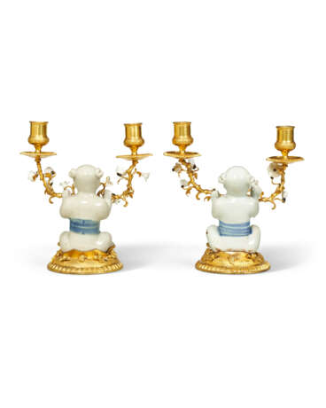 A PAIR OF LOUIS XV ORMOLU-MOUNTED CHINESE AND FRENCH PORCELAIN TWO BRANCH CANDELABRA - photo 4