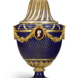 A SEVRES PORCELAIN `BEAU BLEU` GILT TAILLANDIER VASE AND COVER (URNE `BACHELIER` OR URNE `BACHELIERE POTICHE A CARTELS` ET SON COUVERCLE) - фото 1