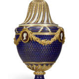 A SEVRES PORCELAIN `BEAU BLEU` GILT TAILLANDIER VASE AND COVER (URNE `BACHELIER` OR URNE `BACHELIERE POTICHE A CARTELS` ET SON COUVERCLE) - фото 2