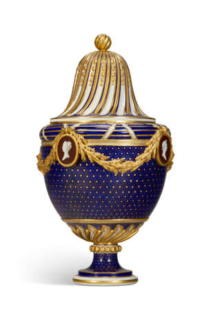 A SEVRES PORCELAIN `BEAU BLEU` GILT TAILLANDIER VASE AND COVER (URNE `BACHELIER` OR URNE `BACHELIERE POTICHE A CARTELS` ET SON COUVERCLE) - фото 2