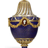 A SEVRES PORCELAIN `BEAU BLEU` GILT TAILLANDIER VASE AND COVER (URNE `BACHELIER` OR URNE `BACHELIERE POTICHE A CARTELS` ET SON COUVERCLE) - фото 3