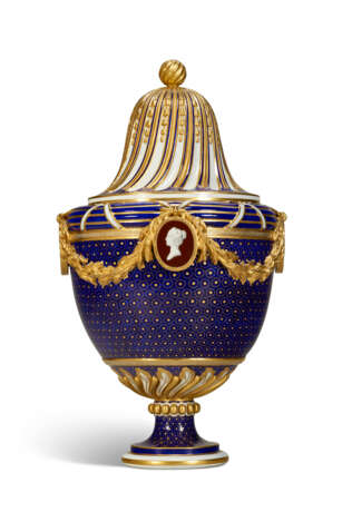 A SEVRES PORCELAIN `BEAU BLEU` GILT TAILLANDIER VASE AND COVER (URNE `BACHELIER` OR URNE `BACHELIERE POTICHE A CARTELS` ET SON COUVERCLE) - фото 3