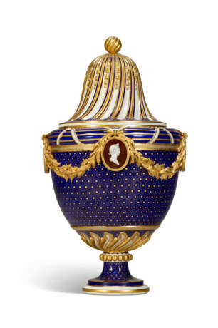 A SEVRES PORCELAIN `BEAU BLEU` GILT TAILLANDIER VASE AND COVER (URNE `BACHELIER` OR URNE `BACHELIERE POTICHE A CARTELS` ET SON COUVERCLE) - фото 4