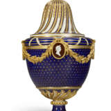 A SEVRES PORCELAIN `BEAU BLEU` GILT TAILLANDIER VASE AND COVER (URNE `BACHELIER` OR URNE `BACHELIERE POTICHE A CARTELS` ET SON COUVERCLE) - фото 4