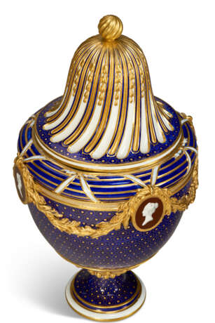 A SEVRES PORCELAIN `BEAU BLEU` GILT TAILLANDIER VASE AND COVER (URNE `BACHELIER` OR URNE `BACHELIERE POTICHE A CARTELS` ET SON COUVERCLE) - фото 5