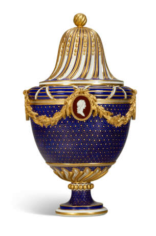 A SEVRES PORCELAIN `BEAU BLEU` GILT TAILLANDIER VASE AND COVER (URNE `BACHELIER` OR URNE `BACHELIERE POTICHE A CARTELS` ET SON COUVERCLE) - фото 6