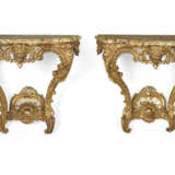 A PAIR OF FRENCH GILTWOOD CONSOLE TABLES - Foto 1