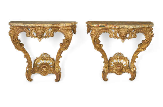 A PAIR OF FRENCH GILTWOOD CONSOLE TABLES - Foto 1